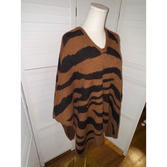 Do Everything In Love Brown Black Tiger Stripe Fuzzy Poncho One Size - Picture 3 of 7